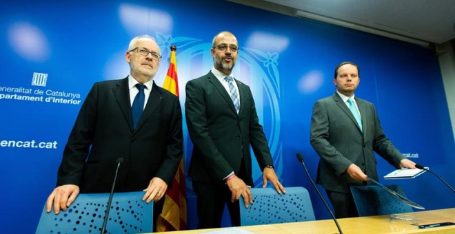 El conseller Miquel Buch acompanyat del secretari d'Interior, Brauli Duart, i el director dels Mossos, Pere Ferrer. EFE / ENRIC FONTCUBERTA.