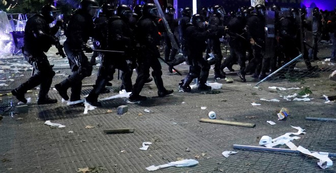 Una columna de mossos avanza para contener los disturbios durante las protestas convocadas por los CDR en el centro de Barcelona. /REUTERS