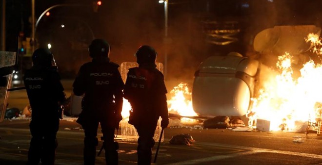 Protestes a Barcelona durant el dimecres a la nit contra la sentència del Procés. EFE / TONI ALBIR.