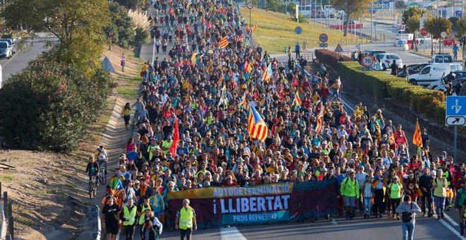 Milers de persones en la Marxa per la Llibertat a Malgrat de Mar. EFE / ALEJANDRO GARCÍA.