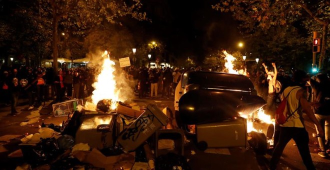 Independentistas violentos han incendiado contenedores  y mobiliario urbano en el centro de Barcelona. /EFE
