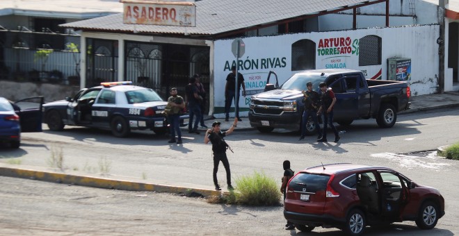 17.10.2019 / Hombres armados del cártel son vistos en una calle durante enfrentamientos con las fuerzas federales tras la detención de Ovidio Guzmán, hijo del narcotraficante Joaquín 'El Chapo' Guzmán, en Culiacán, en el estado de Sinaloa, México. REUTERS