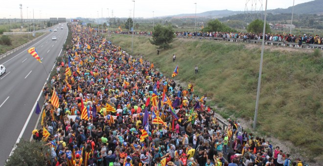 Desenes de milers de persones a la Marxa per la Llibertat al seu pas per l'A-2 a Sant Vicenç dels Horts. MARC FONT