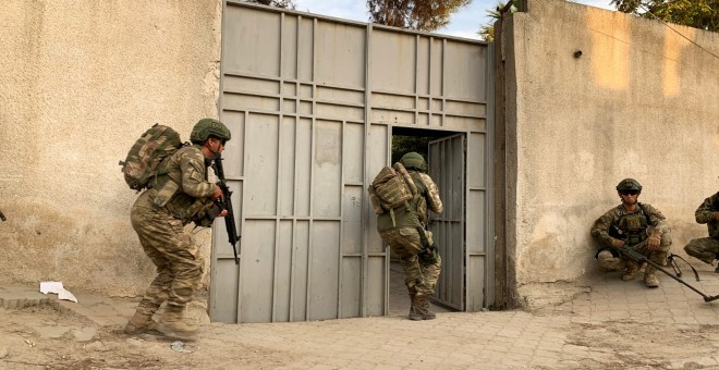 Tropas sirias durante una operación en la ciudad fronteriza de Tal Abiad./ Reuters