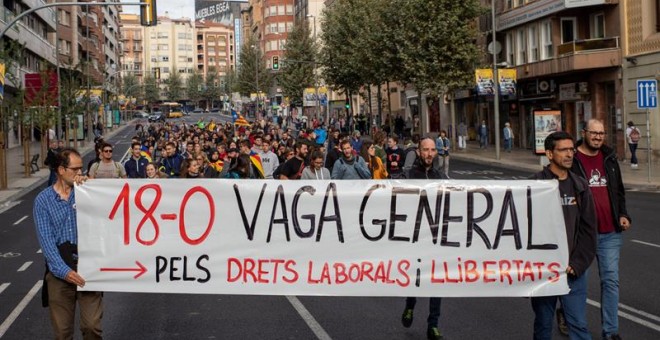 La manifestació de la vaga general del 18 d'octubre a Lleida. EFE / ENRIC FONTCUBERTA