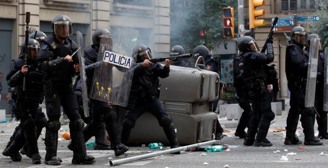 Los enfrentamientos entre manifestantes y fuerzas del orden se están produciendo en la Vía Laietana de Barcelona. / Reuters