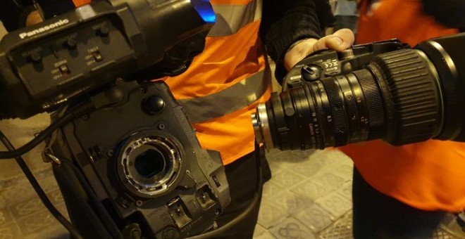 Un fotoperiodista amb la càmera trencada en les protestes.
