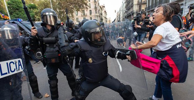 Policías dispersan a porrazos a los concentrandos en la plaza de Urquinaona de Barcelona. / EFE