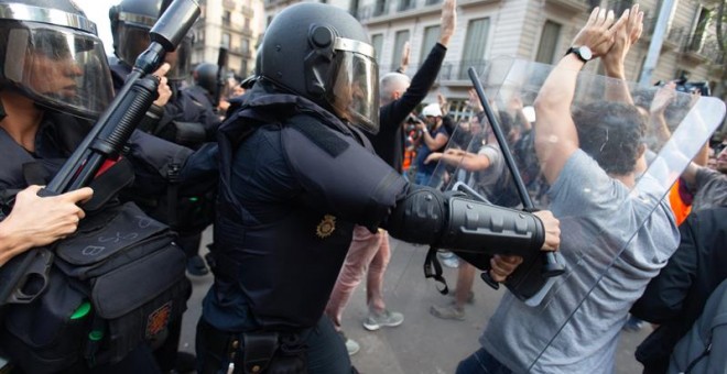 Policías dispersan a porrazos a los concentrandos en la plaza de Urquinaona de Barcelona. / EFE