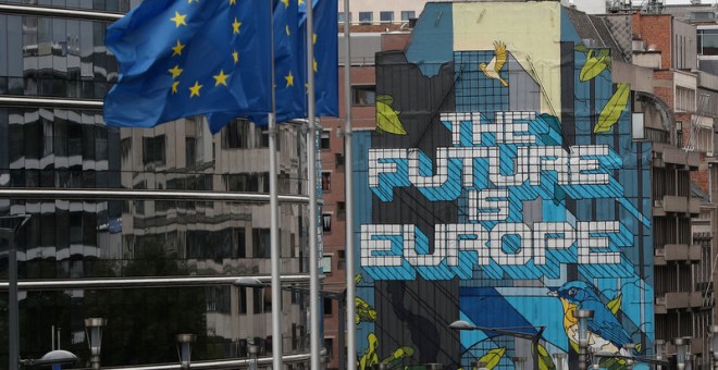 Banderas de la Unión Europea ondean cerca de la sede de la Comisión Europea en Bruselas. REUTERS/Yves Herman