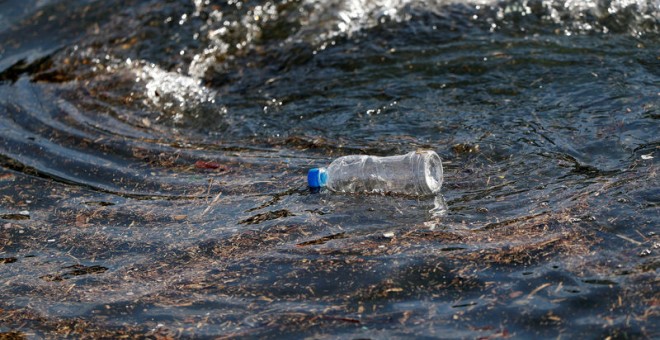 Cómo las botellas de plástico contaminan el medio ambiente