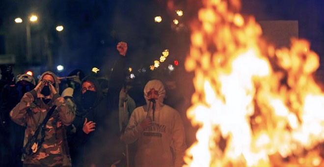 Un fuego en las inmediaciones de la plaza de Urquinaona, en Barcelona. / ENRIC FONTCUBERTA (EFE)