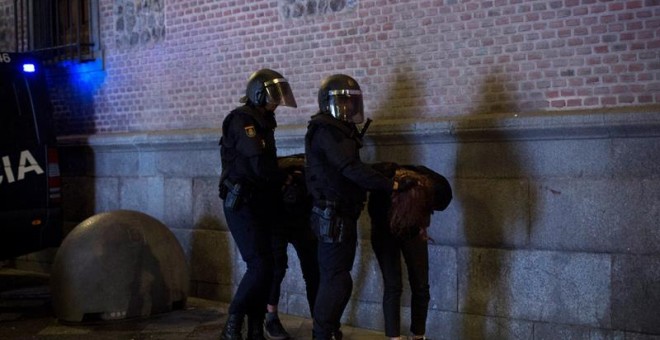 La Policía Nacional detiene a dos jóvenes en el centro de Madrid, después que cientos de manifestantes hayan tratado de cortar Gran Vía una vez finalizada una marcha de 4.000 personas que este sábado ha pedido la 'amnistía de todos los presos políticos'.