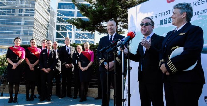 El capitán Sean Golding, el CEO de Qantas, Alan Joyce y la mánager de operaciones Lisa Norman. EFE/EPA/BIANCA DE MARCHI AUSTRALIA AND NEW ZEALAND OUT