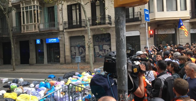 Manifestantes arrojan bolsas de basura a la Delegación del Gobierno durante las protestas en Barcelona. / EP