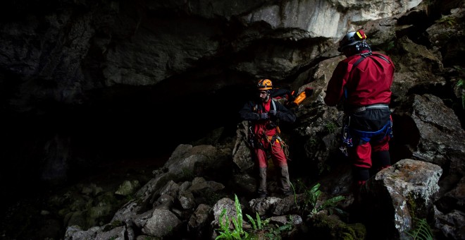 Equipo de rescate de los cuatro espeleólogos portugueses atrapados en una cueva de Cantabria. / EFE
