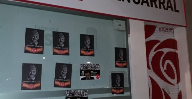 Carteles colocados en la sede del PSOE en Fuencarral. @ValleToca