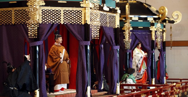 El emperador japonés Naruhito (L) y la emperatriz Masako (R) asisten a su ceremonia de entronización en el Palacio Imperial de Tokio. EFE / EPA