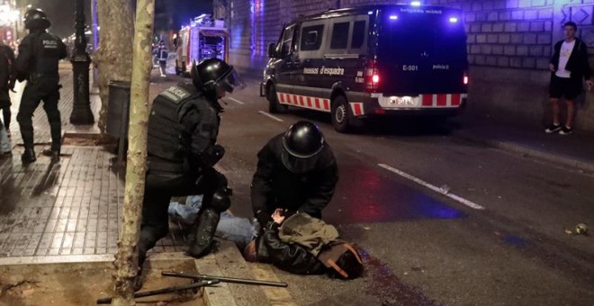 Mossos d'esquadra detienen a un manifestante en las Ramblas de Barcelona. - EFE