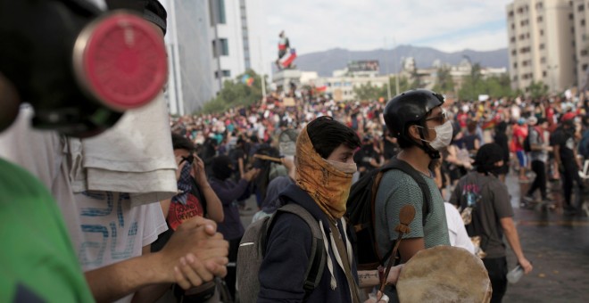 Manifestantes durante una marcha en Santiago. - REUTERS