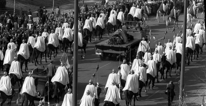 23/11/1975- Traslado de los restos de Franco desde el Palacio Real al Valle de los Caídos en 1975. / EFE