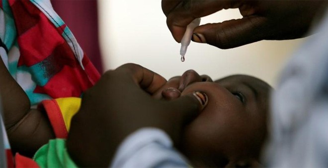 Un niño recibe una dosis de la vacuna contra la poliomielitis en un centro de salud de inmunización en Maiduguri, estado de Borno, Nigeria, el 29 de agosto de 2016. - REUTERS/Afolabi Sotunde