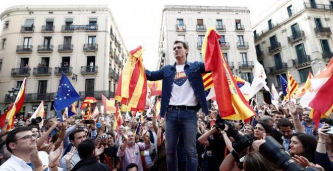 El presidente de Ciudadanos, Albert Rivera, durante el acto en la plaza de Sant Jaume de Barcelona.EFE