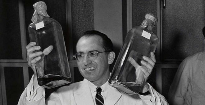 Jonas Edward Salk, doctor que desarrolló la vacuna contra la polio.