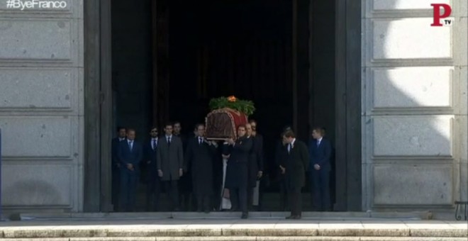 Franco sale por fin del Valle de los Caídos 44 años después de morir
