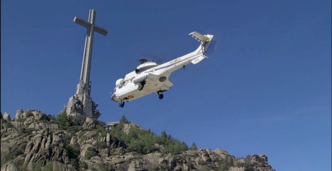 El féretro de Franco es trasladado del Valle de los Caídos en helicóptero . TVE Pool / vía Reuters TV