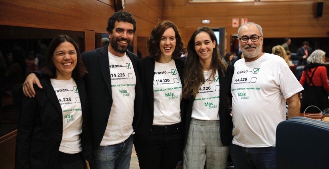 Diputados de Más Madrid recuerdan con camisetas a los desaparecidos del franquismo. / MÁS MADRID