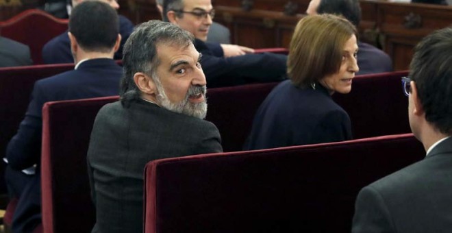 Jordi Cuixart se vuelve de espaldas durante la celebración del juicio sobre el 'procés' en el Tribunal Supremo. (REUTERS)