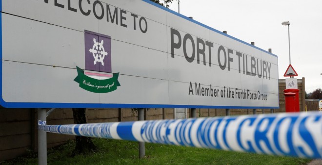 25/10/2019 - Una cinta policial en la entrada del puerto de Tilbury donde las autoridades retienen los cuerpos de los migrantes, luego de su descubrimiento en un camión en Essex. REUTERS / Peter Nicholls