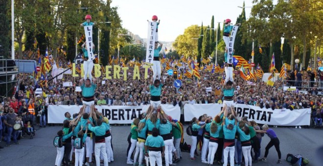 Castells aixecats durant la manifestació / Joel Kashila