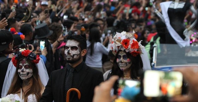 Cientos de personas participan este sábado en el tradicional desfile de Las Catrinas, en el marco de las celebraciones nacionales de estos días con motivo del Día de Muertos, en Ciudad de México. EFE/ Mario Guzmán