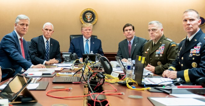 El presidente de los Estados Unidos, Donald Trump; el vicepresidente de los Estados Unidos, Mike Pence (2° izquierda); el secretario de Defensa de los Estados Unidos, Mark Esper (3° derecha), junto con los miembros del equipo de seguridad nacional, observ