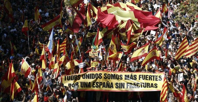 Milers de persones es manifesten pel centre de Barcelona convocats per Societat Civil Catalana per demanar la fi del procés independentista. EFE/Jesús Diges