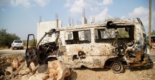 Una furgoneta destrozada durante la operación militar en la que se ha abatido al líder del Estado Islámico, Abu Bakr al Bagdadi.-EFE