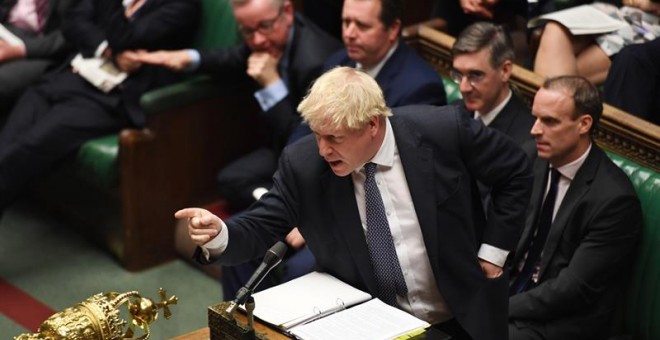 El primer ministro británico, Boris Johnson, durante un debate en la Cámara de los Comunes.- EFE