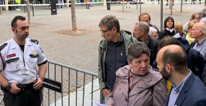 Gabriela Serra i Marcel Mauri a les portes de la Ciutat de la Justícia, poc abans d'entrar per lliurar els seus escrits d'autoinculpació. PÚBLIC
