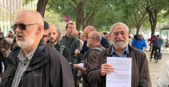 L'activista per la pau, Pepe Beunza, mostra el seu escrit d'autoinculpació davant la Ciutat de la Justícia. PÚBLIC