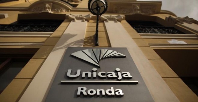 El logo de Unicaja en una oficina de Ronda (Málaga). REUTERS/Jon Nazca