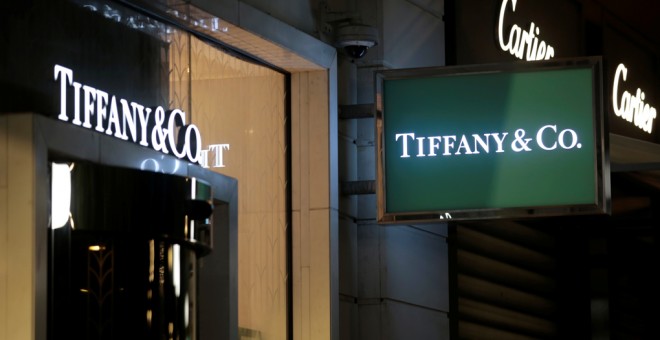 El logo de la joyería Tiffany & Co. en una tienda en Niza (Francia). REUTERS/Eric Gaillard