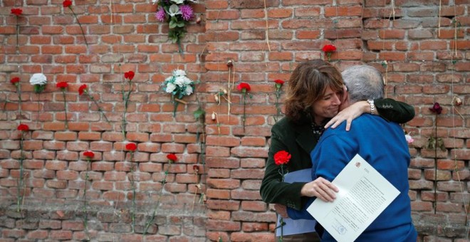 29/10/2019.- La ministra de Justicia en funciones, Dolores Delgado (i), entrega declaraciones de reparación y reconocimiento personal a los familiares de 18 represaliados del régimen franquista que fueron fusilados en el cementerio de la Almudena, este ma