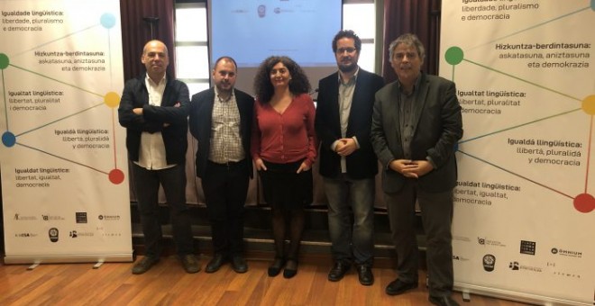 Representants del Ciemen, Òmnium Cultural, Acció Cultural del País Valencià, A Mesa (gallec), Kontseilua (euskara), Nogara (aragonès) i Iniciativa Pol Asturianu (Asturià), durant la presentació d'un manifest en defensa de la diversitat lingüística a l'Est