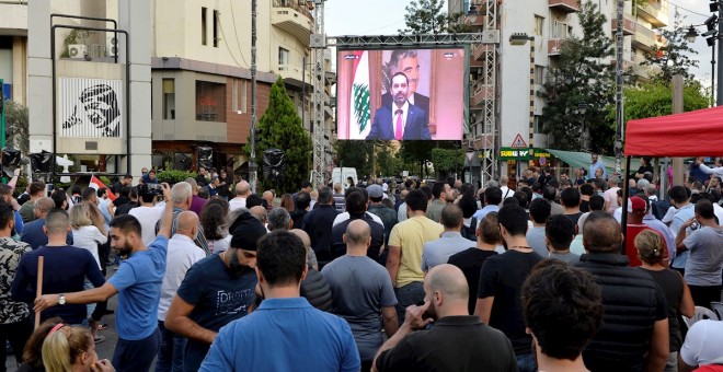 Manifestantes siguen el anuncio televisado de Saad Hariri en Beirut. - EFE
