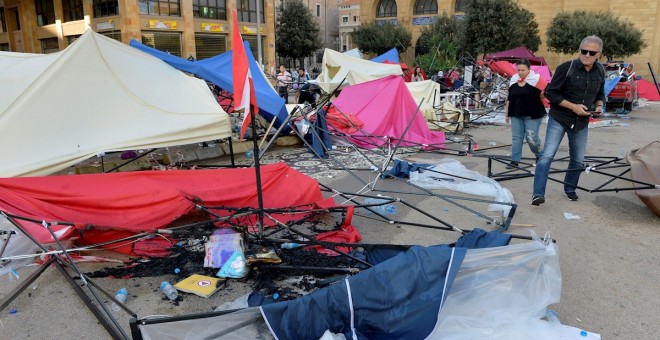 Partidarios de Hezbolá y sus aliados de Amal han atacado y desmantelado la acampada antigubernamental en el centro de Beirut. - EFE