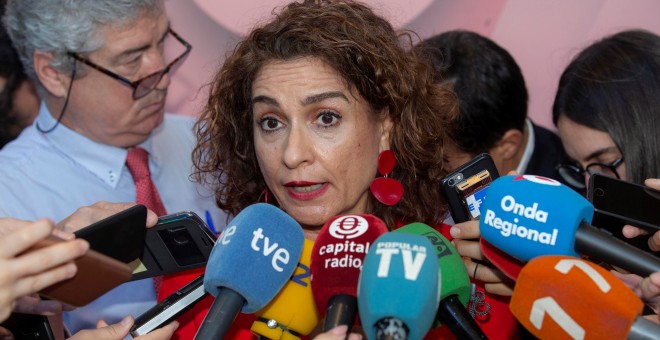 La ministra de Hacienda en funciones, María Jesús Montero, atiende a la prensa momentos antes de su intervención en la segunda jornada del XXII Congreso Nacional de la Empresa Familiar, en Murcia. EFE/Marcial Guillén