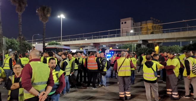 Transportistes en vaga bloquegen els accesos al port d Barcelona i la Zona Franca. CCOO