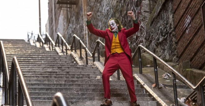 Captura del momento en el que Joaquin Phoenix baila en las famosas escaleras en la película 'Joker'. / EFE